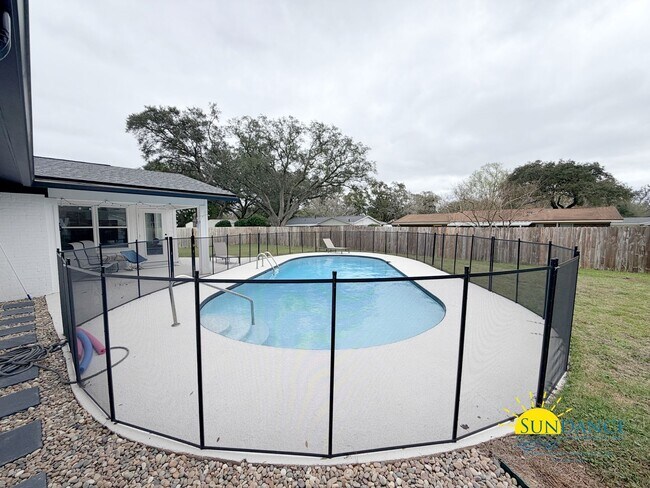 Building Photo - Custom 4BR Pool Home in Kenwood with Bonus Room & Private Backyard!