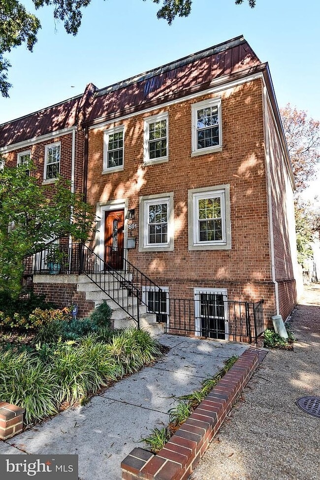 Building Photo - 601 G St SW