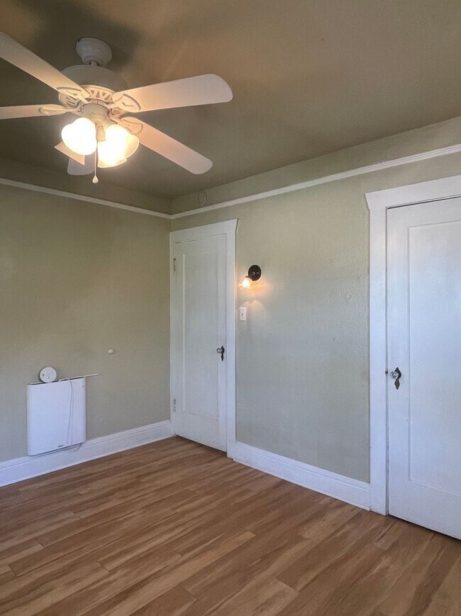 Building Photo - CHARMING 2 BED 1 BATH VICTORIAN HOME