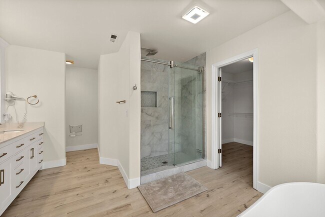 Building Photo - Immaculate 4-Bed Federal Way Home | Smart Tech, Tesla Charger, & Near JBLM!