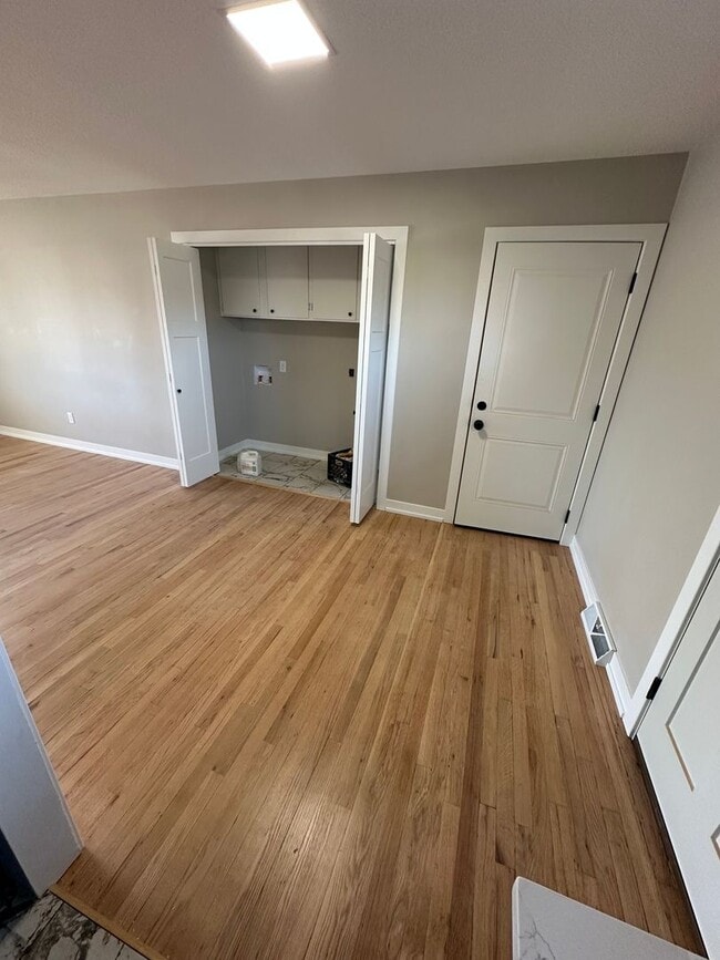 Building Photo - 3 Bedroom, 1 Bathroom House with Attached Garage