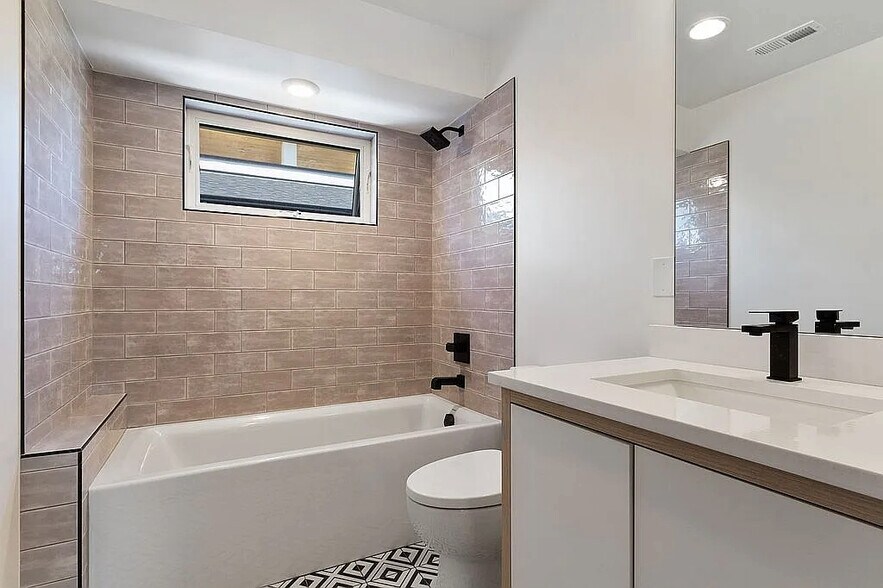 Second floor guest bathroom - 963 Tennyson St