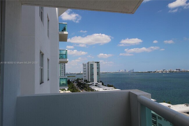 Building Photo - 7910 Harbor Island Dr