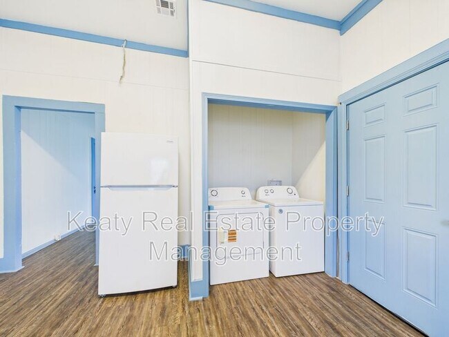 Building Photo - 405 E Convent St