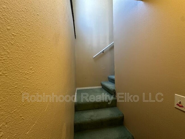 Building Photo - 1235 Dotta Dr