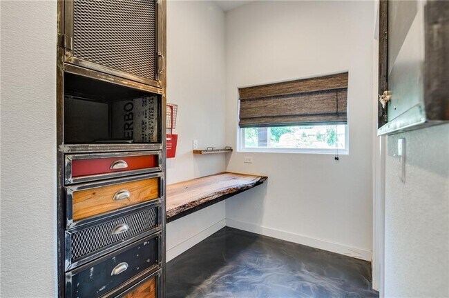 Building Photo - 612 S 58th Ct