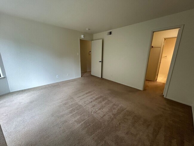 Building Photo - Large, 2 BR / 2 BA with Cathedral Ceilings, Washer and Dryer!