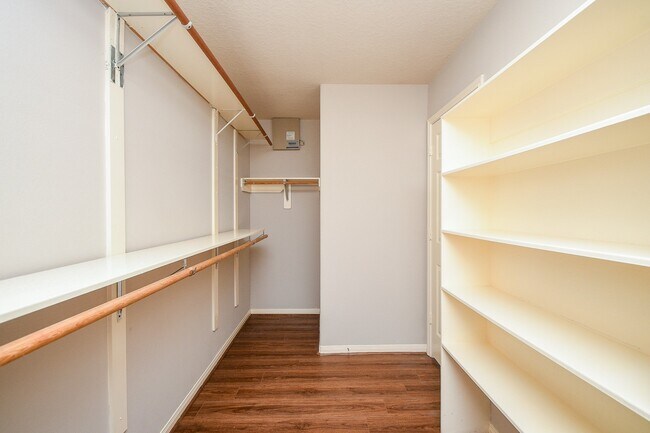 Building Photo - 707 New Pines Dr
