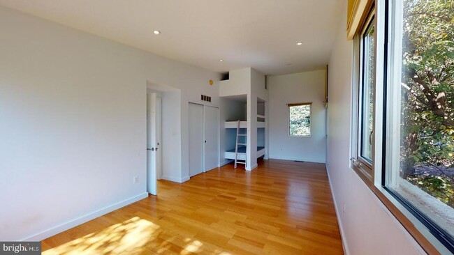 Building Photo - 213 E Raymond Ave