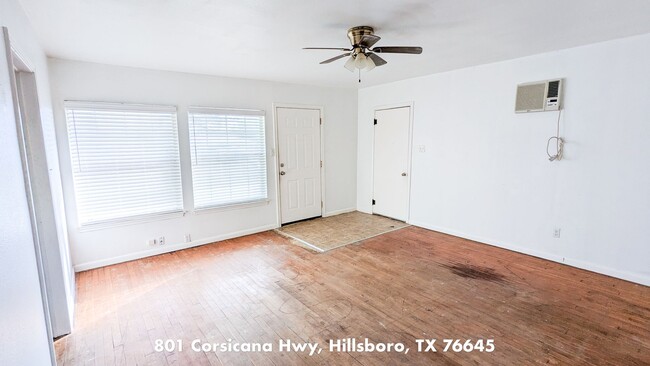 Building Photo - Cute House with Huge Yard and Private Parking