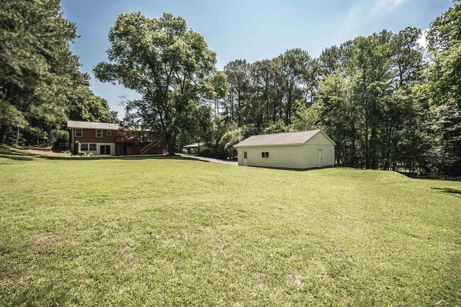 Building Photo - WOW! 4 BR 2.5 BA house w/ 1 acre of land a...