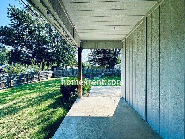 Building Photo - Overland Park Raised Ranch, Primary Suite ...