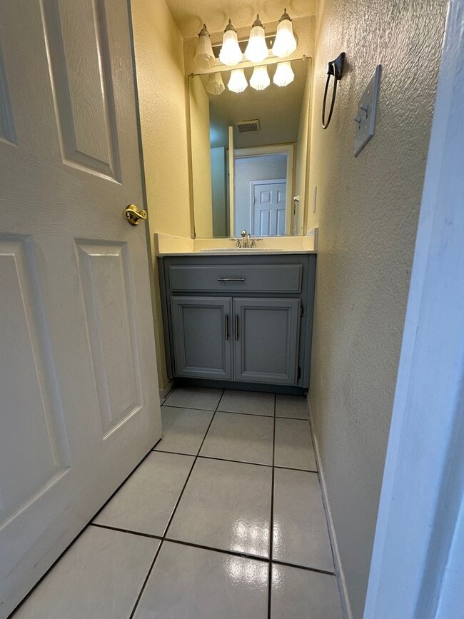 Building Photo - Beautiful 4 Bedroom, 2.5 Bath Tracy Home