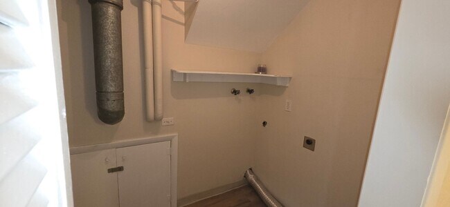 Building Photo - West Side Charmer! 1 bed, 1 bath- All Utilities & Lawn Care Included!