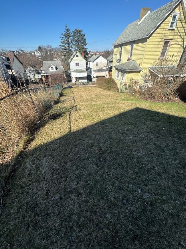 Building Photo - Spacious 4-Bed 2-Bath House!!