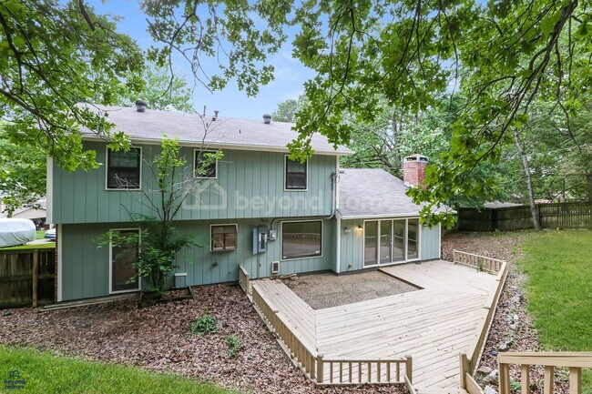 Building Photo - Recently renovated and highly desirable 4 bedroom / 2.5 bath home with 2,028 sq ft of space!