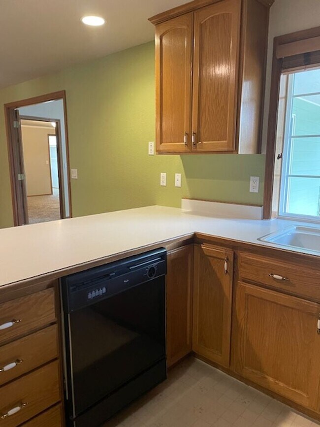 Building Photo - Quiet Peaceful 3 bedroom 2 bath Single Level home located in Central Point