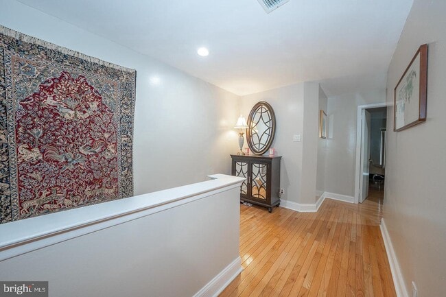 Building Photo - 1750 Oakwood Terrace