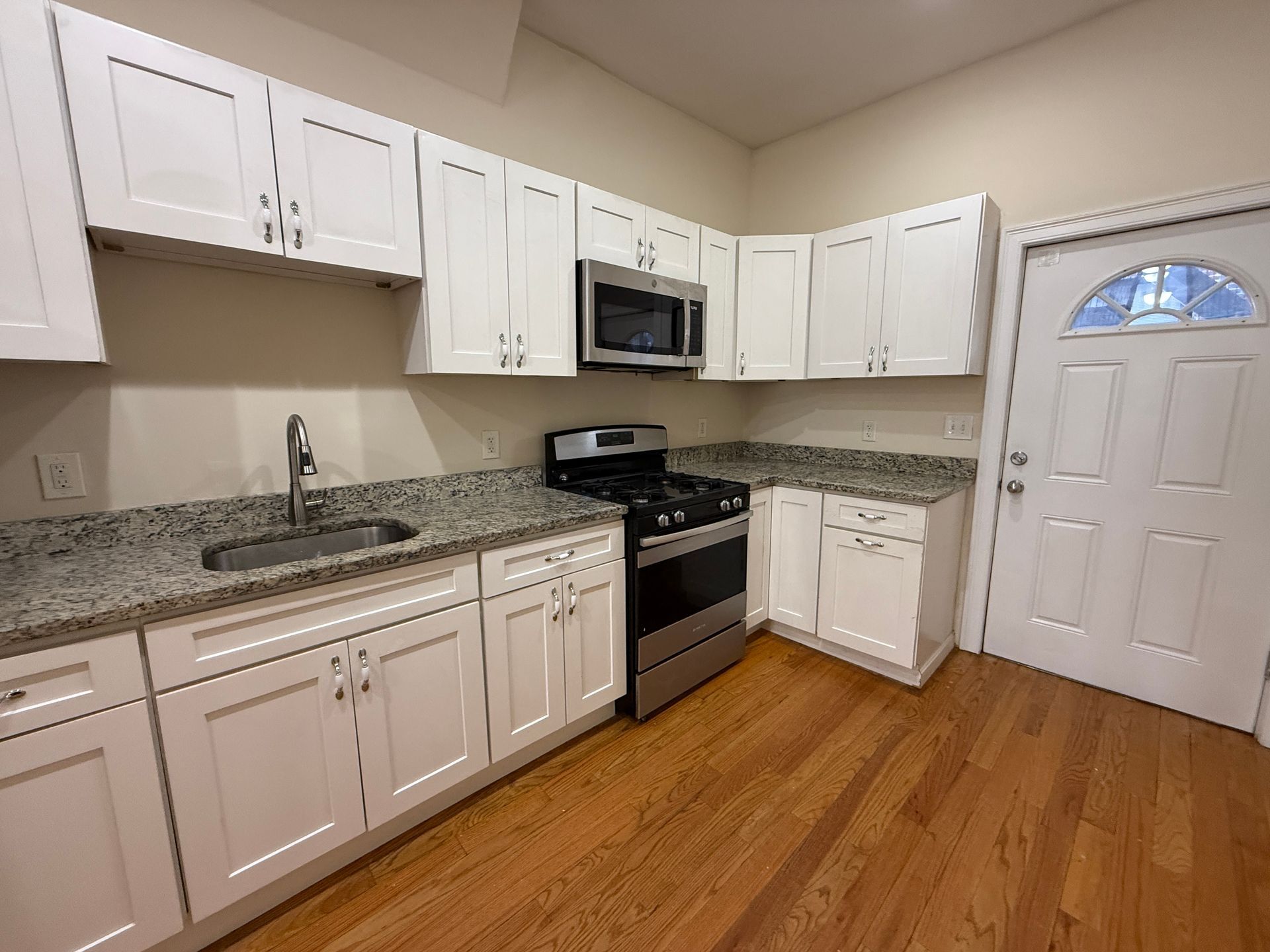 Building Photo - 16 Chelsea St