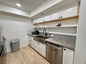 Building Photo - 3131 Southwest Fwy
