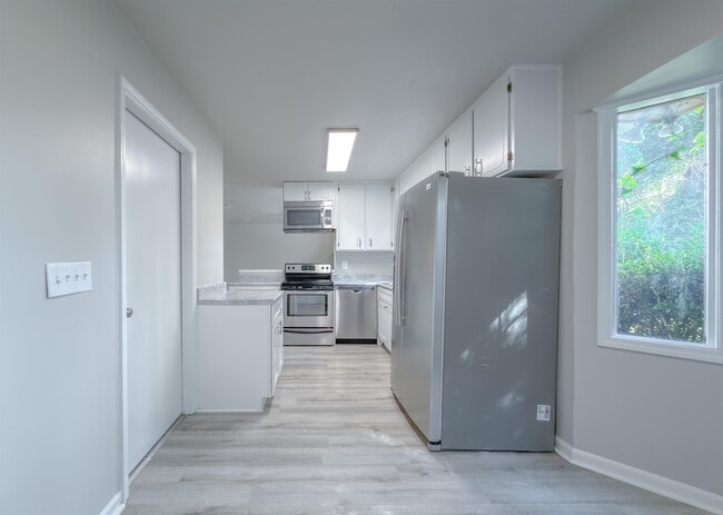 Building Photo - 3245 Whitney Dr W