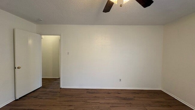 Building Photo - 3 Bedroom Duplex!