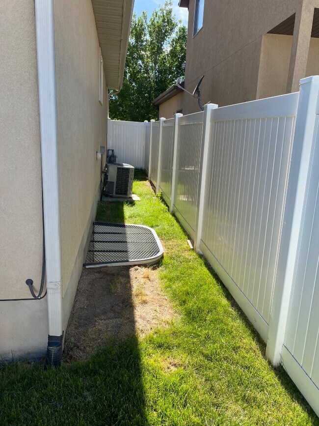 Building Photo - 13123 Pioneer Park Dr