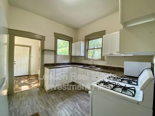 Building Photo - 333 Robinson Pl