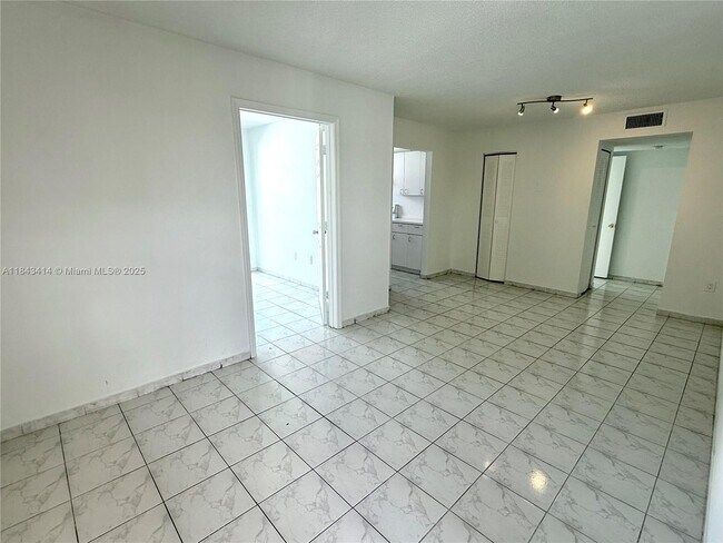 Building Photo - 2000 Biarritz Dr
