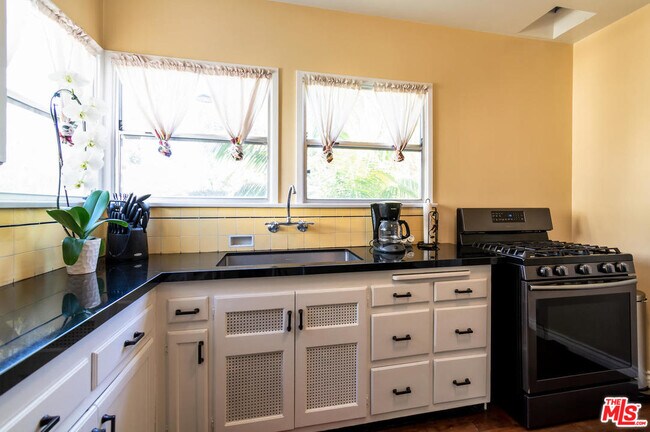 Building Photo - 2431 Walgrove Ave