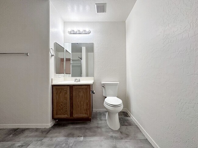 Building Photo - 1 BEDROOM DOWNSTAIRS CONDO IN GATED COMMUNITY 1 CAR GARAGE