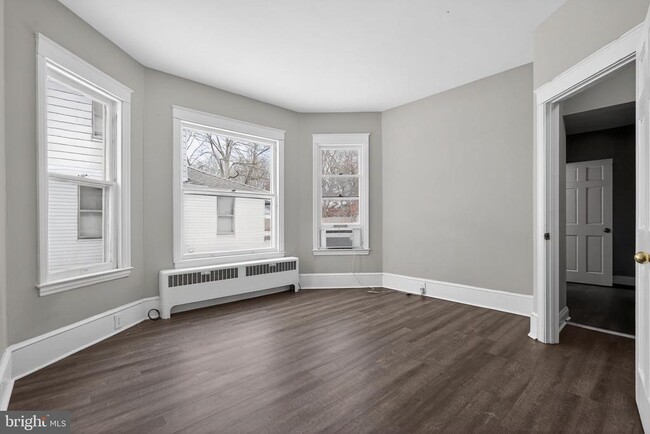 Building Photo - 127 7th Ave