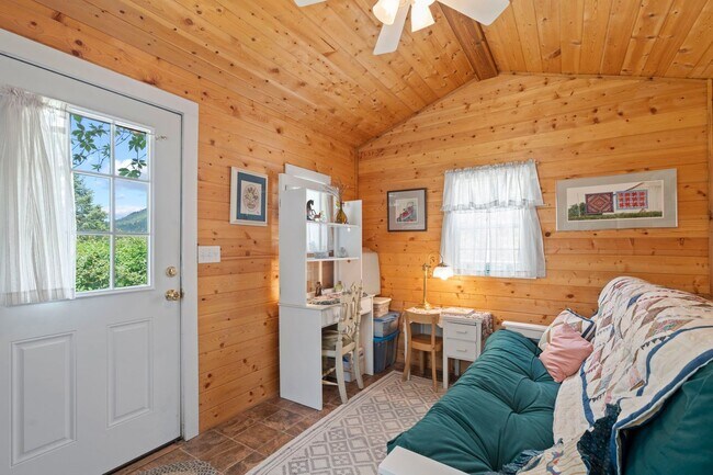 Building Photo - Cozy Green Mountain Falls Cottage