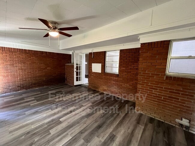 Building Photo - 1343 Dove St