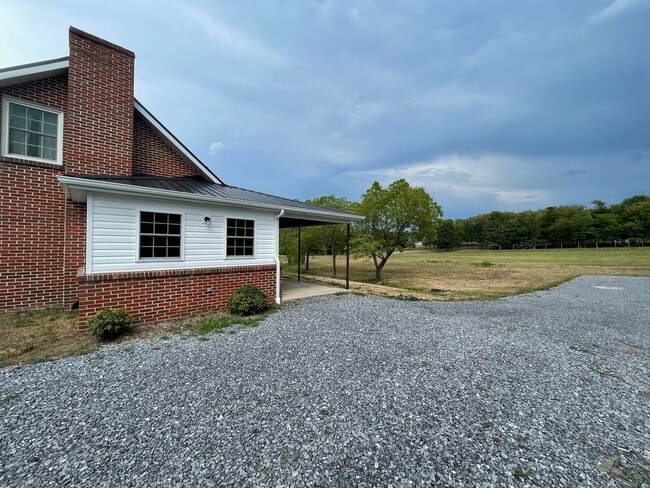 Building Photo - Wonderful Country Home