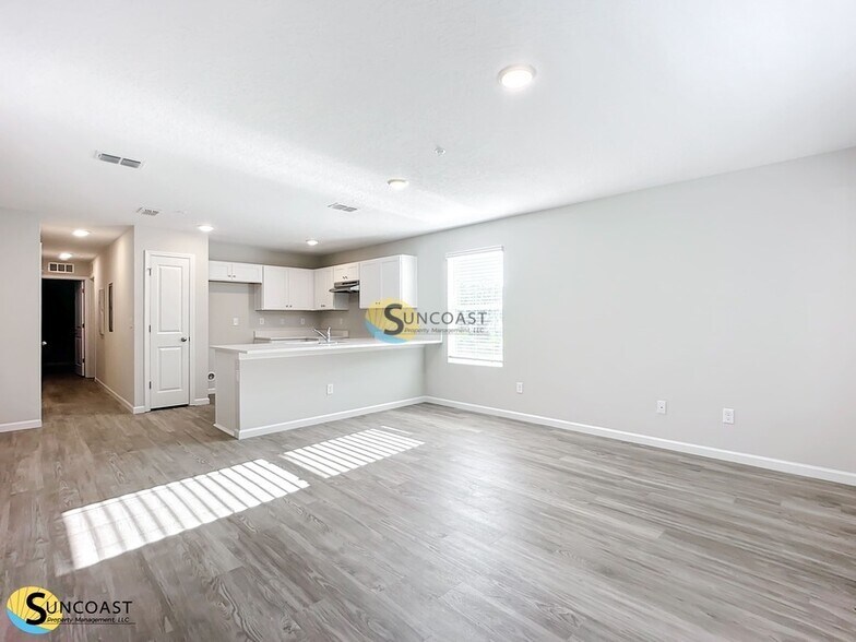 Building Photo - 6475 Breezy Oaks Wy