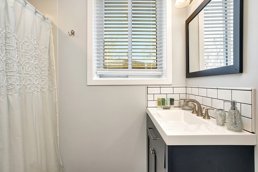 Building Photo - 5258 Washington St