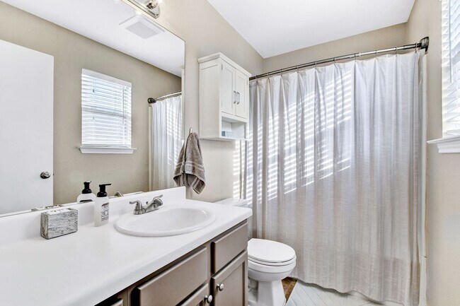 Building Photo - Stunning Open-Concept Home with Modern Amenities and Prime Location