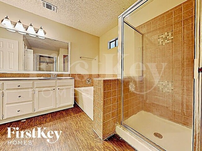 Building Photo - 811 W Lynn Creek Dr