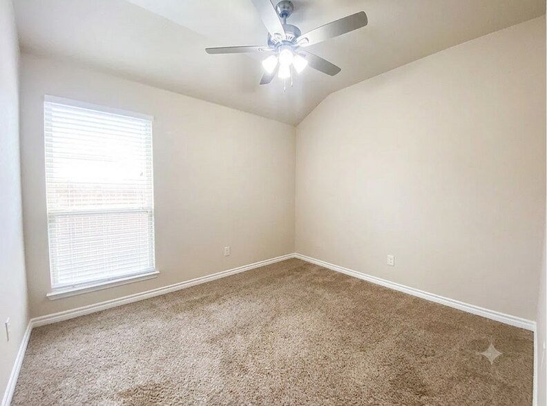 Building Photo - Room in House on Deadwood Ln