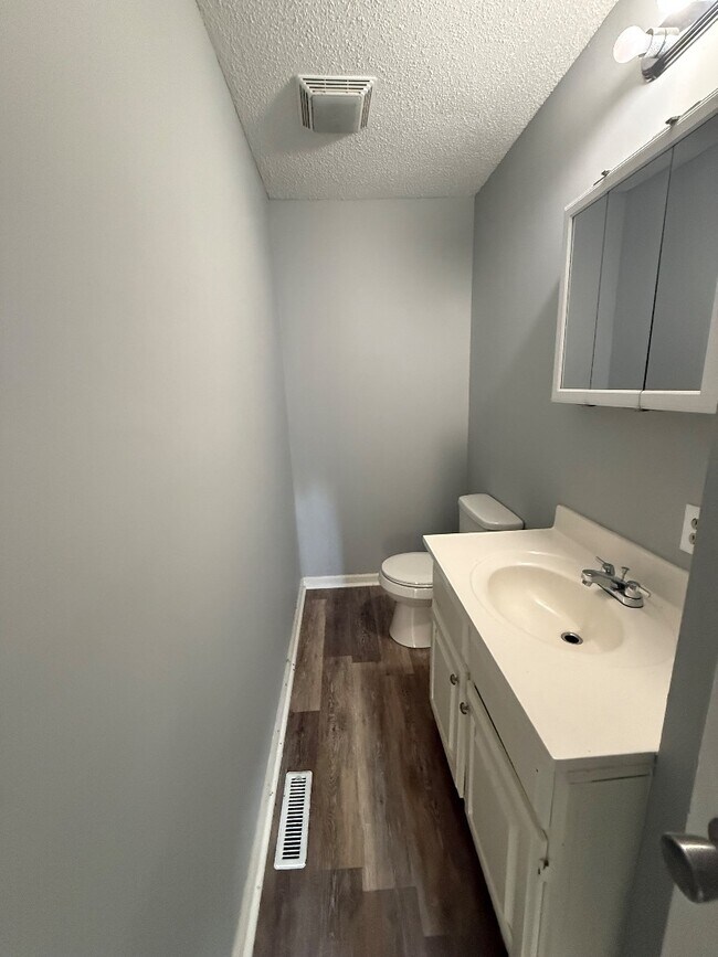 Building Photo - 124 Crestview Dr