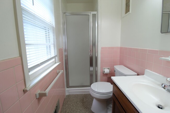 Building Photo - 3 Bedroom 2 Bath Home In Overland Park