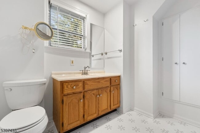 Building Photo - 39 Walnut St