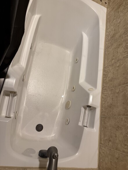 Master bath tab/jacuzzi - 1125 Stanley Ave