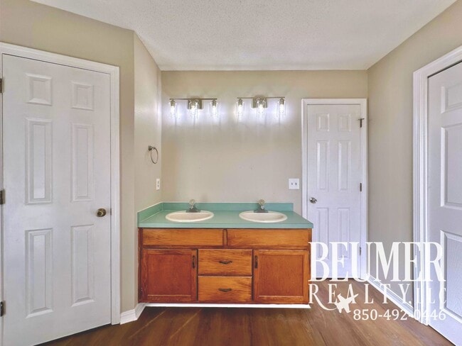 Building Photo - Spacious inside and out home for Rent