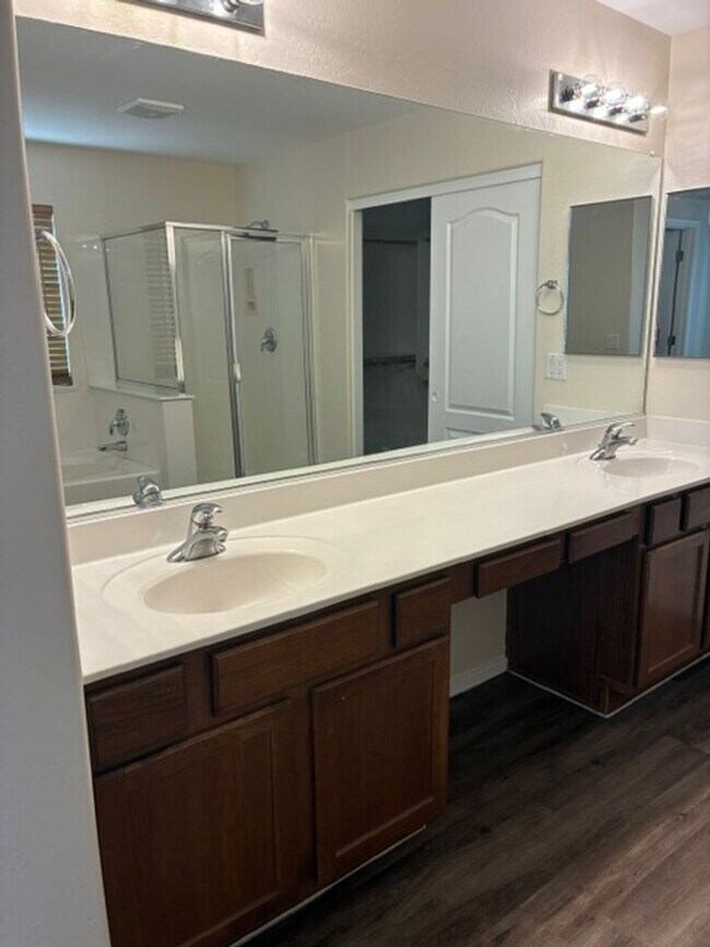 Building Photo - Spacious 4 Bedroom Home in Avondale!