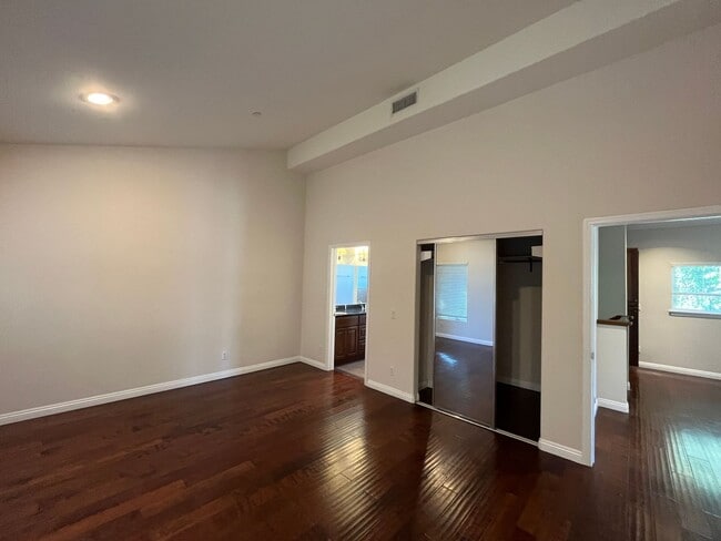 Building Photo - Beautiful Four Bedroom Townhouse in Pasadena