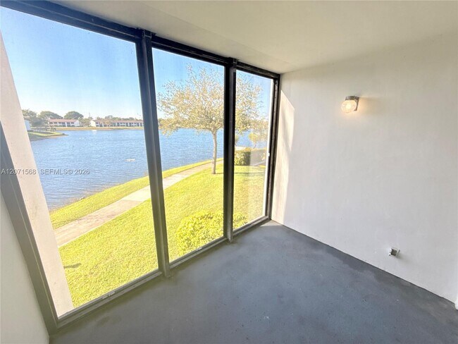 Building Photo - 210 Lake Pointe Dr