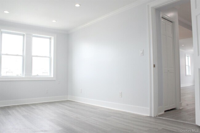 Building Photo - 451 Warburton Ave