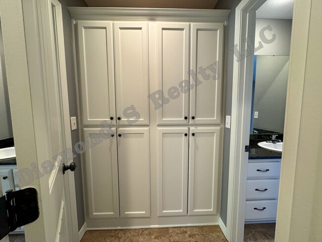 Building Photo - Updated 4 Bed Duplex close to MSU and Down...